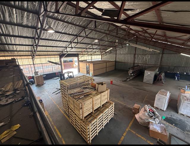 815M² WAREHOUSE TO LET IN JET PARK